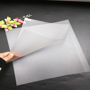 Висококачествен 0,5 мм матирано пластмасов PET тънък лист за отпечатване на етикети на визитки или дрехи